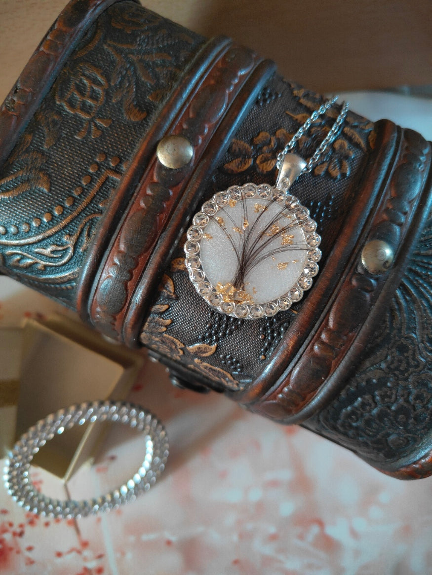 Ręcznie robiony medalik z włosami dziecka - Drzewo Życia w żywicy epoksydowej, Biżuteria pamiątkowa na zamówienie.